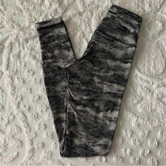 lululemon athletica Pants - Women’s 2 Lululemon Wunder Under High-Rise Tight 28" Misted Jacquard Black White